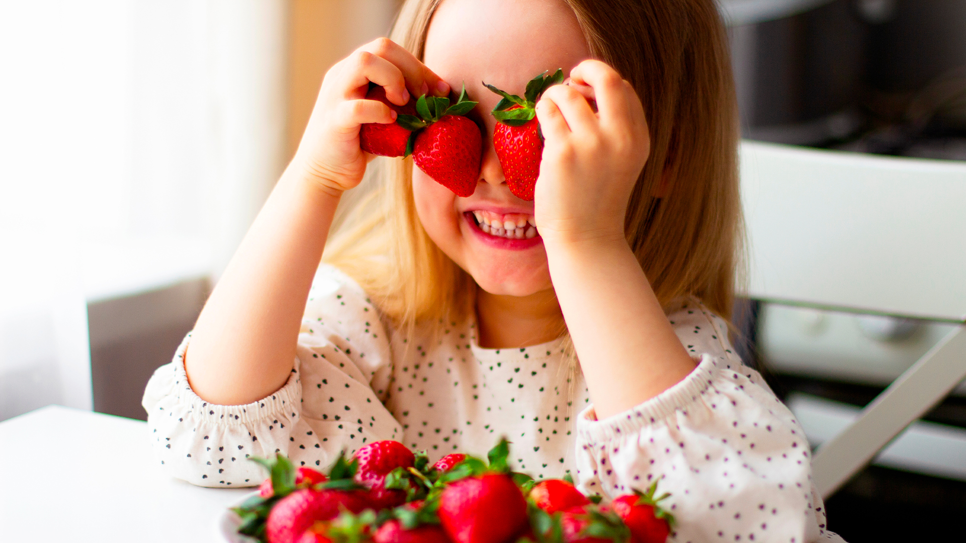 bambina mostra come avere i denti più bianchi sorridendo